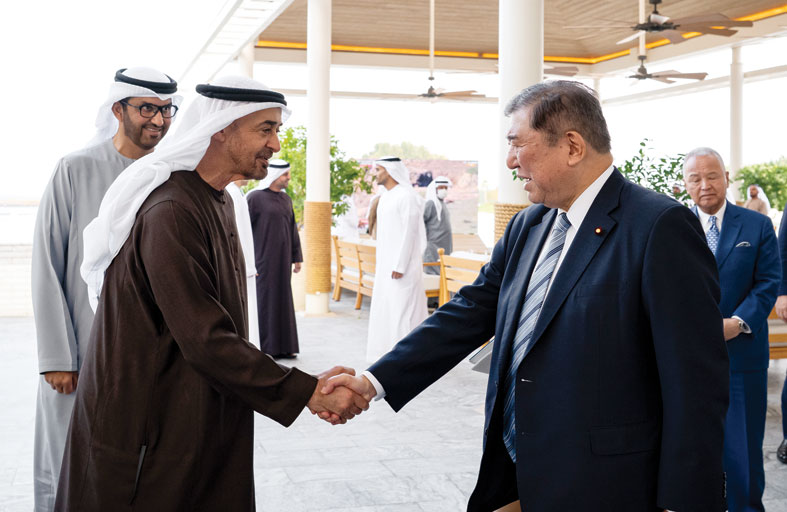 رئيس الدولة يتلقى رسالة خطية من رئيسة وزراء اليابان سلمها المبعوث الخاص 