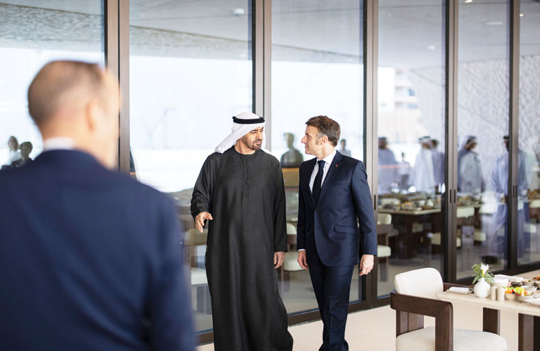 رئيس الدولة يبحث مع الرئيس الفرنسي مسار العلاقات التاريخية والإستراتيجية بين البلدين 