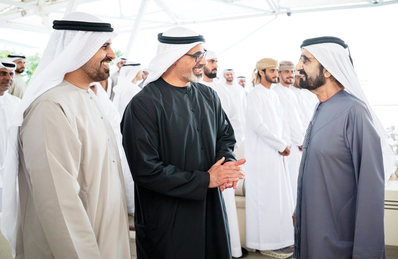 خلال لقائهما في قصر البحر.. رئيس الدولة يهدي محمد بن راشد مجموعة صور توثق أبرز المناسبات الوطنية والمحطات التي جمعتهما في خدمة الوطن 