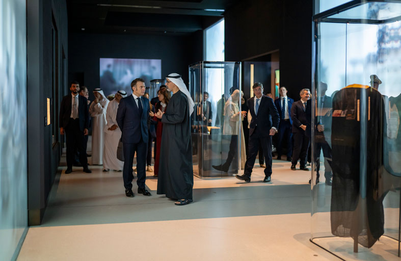 يرافقه ولي عهد أبوظبي.. الرئيس الفرنسي يزور متحف زايد الوطني 