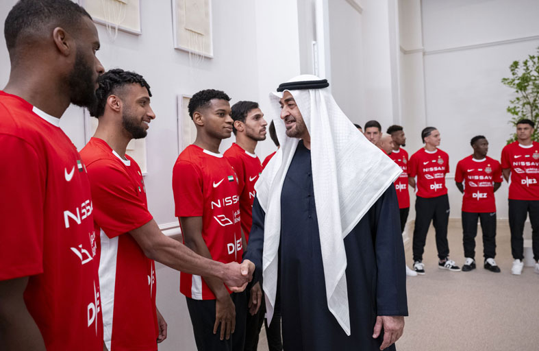 رئيس الدولة يستقبل فريق شباب الأهلي ويؤكد اهتمام الدولة بتطوير القطاع الرياضي  