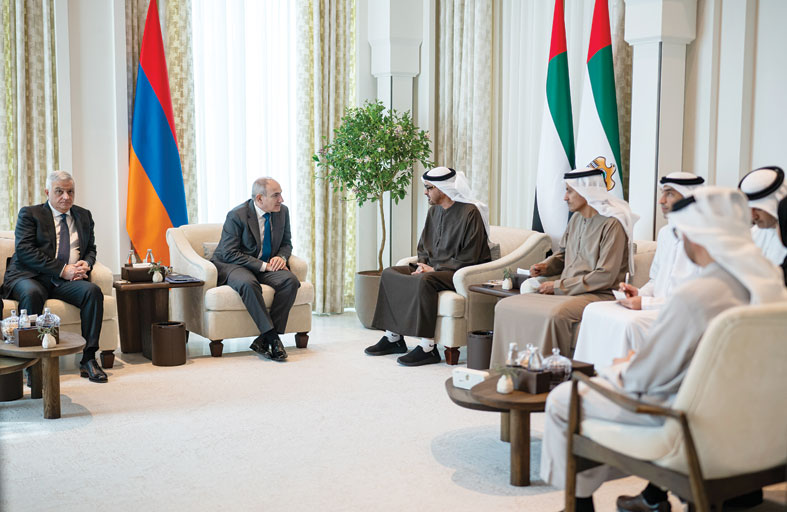 رئيس الدولة يؤكد حرص الإمارات على دعم استقرار منطقة القوقاز وتحقيق التنمية لشعوبها  