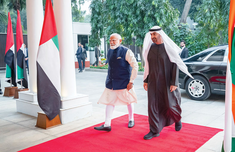 رئيس الدولة ورئيس وزراء الهند يؤكدان أهمية تعزيز التنمية والاستقرار والازدهار في العالم  