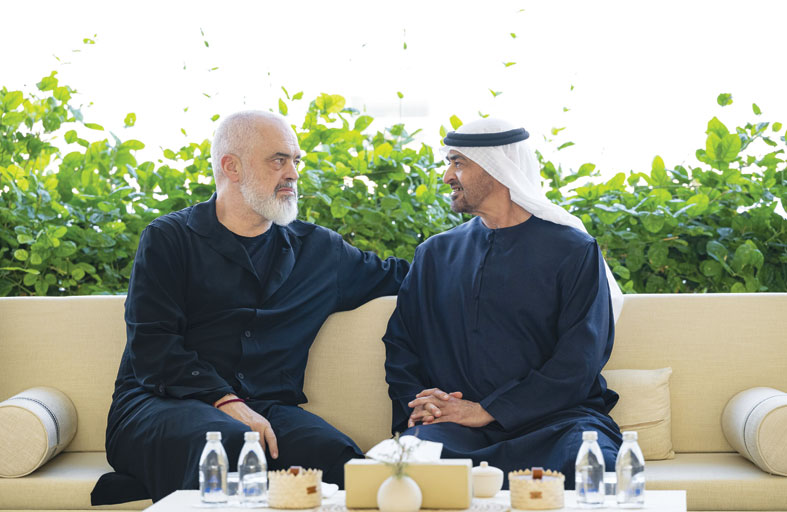 رئيس الدولة يبحث مع رئيس وزراء ألبانيا علاقات التعاون ويمنحه «وسام زايد» 