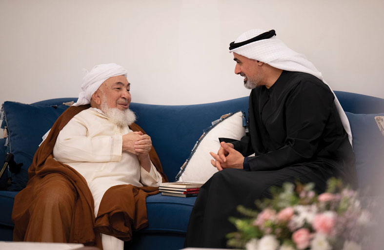 خالد بن محمد بن زايد يزور العلامة الشيخ عبدالله بن بيّه في منزله بأبوظبي 