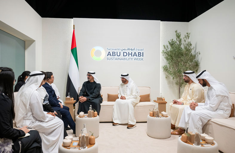 خالد بن محمد بن زايد يلتقي الرئيس التنفيذي لشركة «بي واي دي» الصينية لصناعة السيارات الكهربائية 