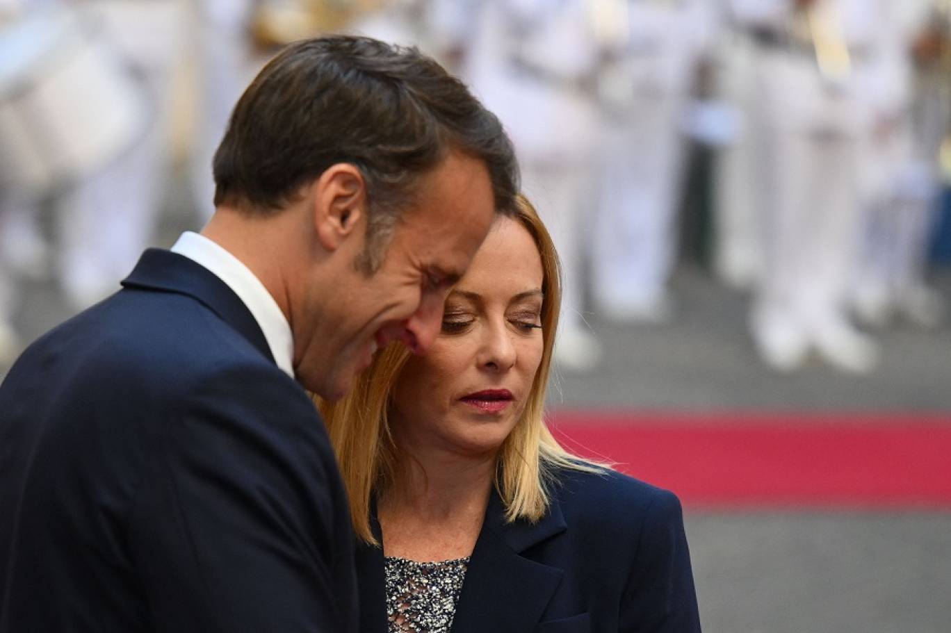 ماكرون يَضْعُفُ على الساحة الدولية و يُعتبر أحد مُهندسي التراجع الفرنسي  