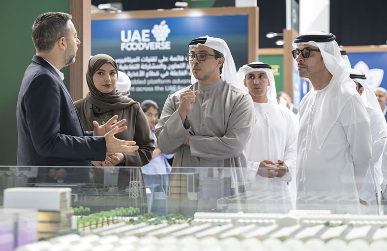 منصور بن زايد وهزاع بن زايد يشهدان انطلاق النسخة الأولى من المؤتمر والمعرض الزراعي الإماراتي في العين 