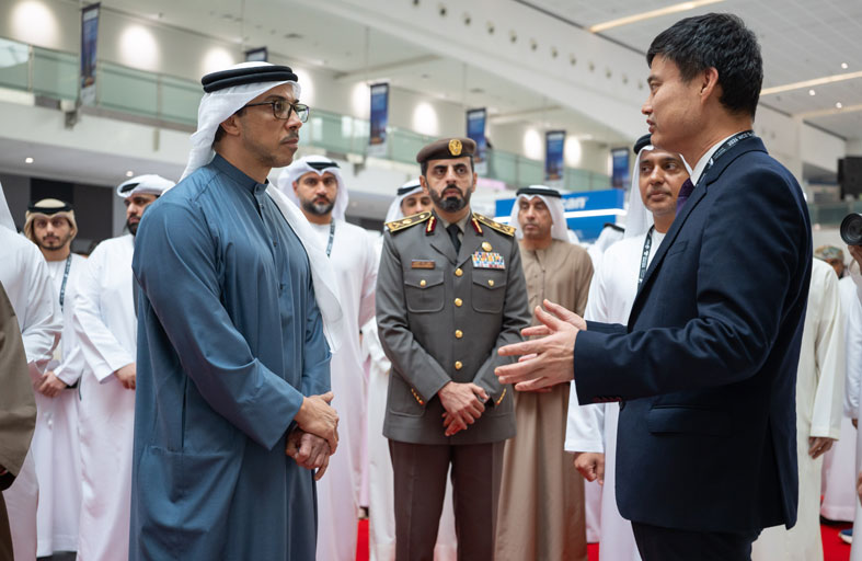 منصور بن زايد يزور مؤتمر ومعرض التكنولوجيا لمنظمة الجمارك العالمية 