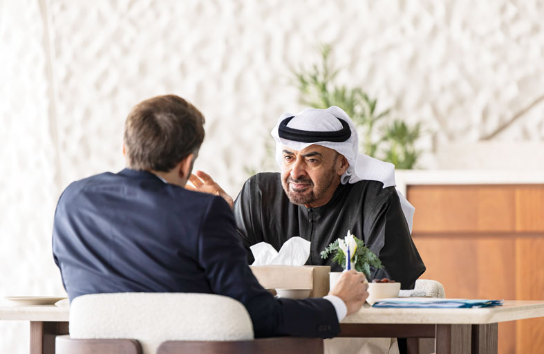 رئيس الدولة يبحث مع الرئيس الفرنسي مسار العلاقات التاريخية والإستراتيجية بين البلدين 