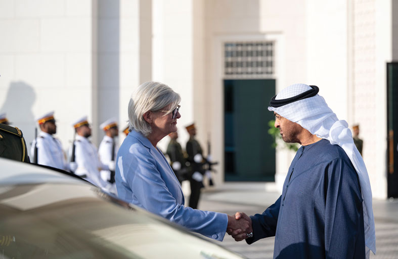 محمد بن زايد وسام موستين يؤكدان أهمية استقرار المنطقة وحل النزاعات في العالم بالحوار  