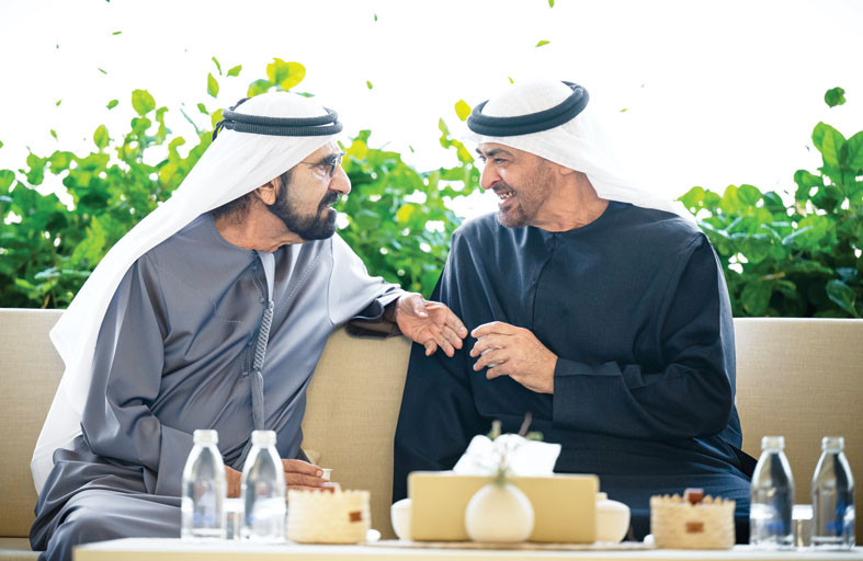 خلال لقائهما في قصر البحر.. رئيس الدولة يهدي محمد بن راشد مجموعة صور توثق أبرز المناسبات الوطنية والمحطات التي جمعتهما في خدمة الوطن 