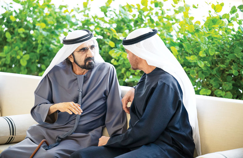 خلال لقائهما في قصر البحر.. رئيس الدولة يهدي محمد بن راشد مجموعة صور توثق أبرز المناسبات الوطنية والمحطات التي جمعتهما في خدمة الوطن 