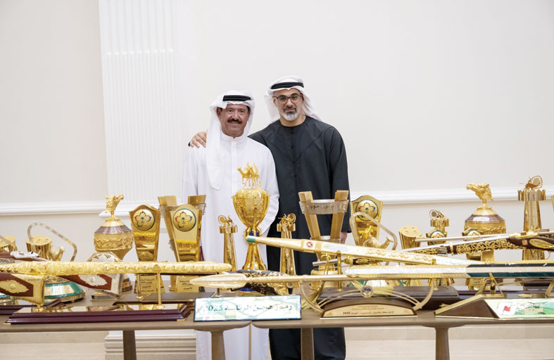 رئيس الدولة يستقبل فريق هجن الرئاسة ويشيد بما حققته من إنجازات متميزة 