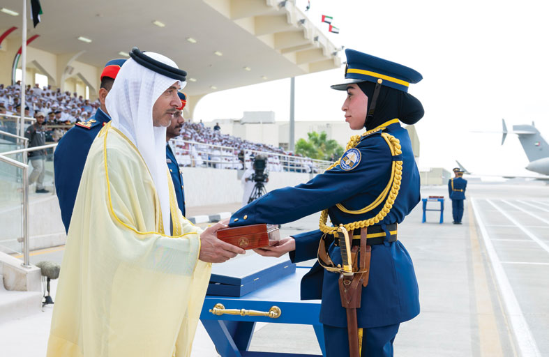 هزاع بن زايد يشهد حفل تخريج كلية خليفة بن زايد الجوية 