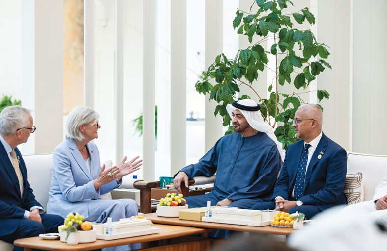 محمد بن زايد وسام موستين يؤكدان أهمية استقرار المنطقة وحل النزاعات في العالم بالحوار  