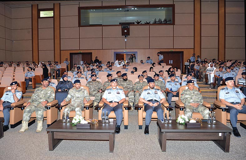 مدير عام شرطة أبوظبي يكرم الفائزين في الدورة «7» لـ جائزة المدير العام للتميز 