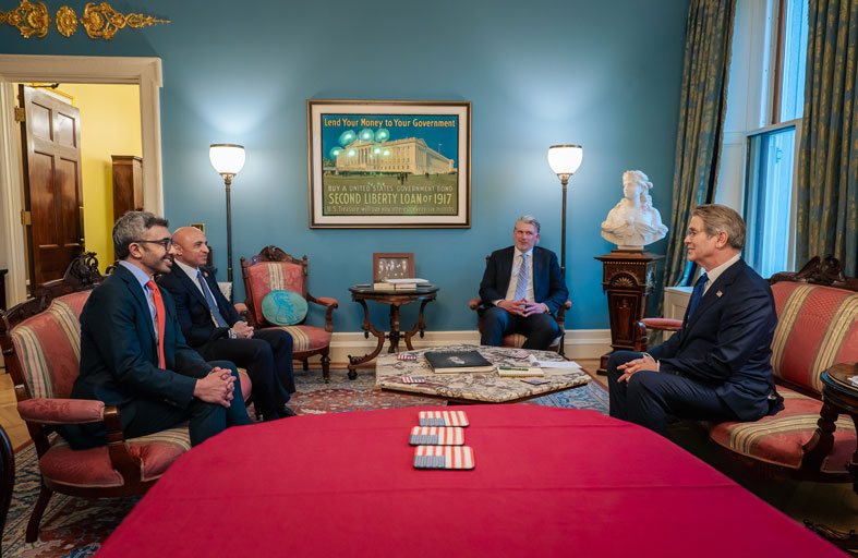 عبدالله بن زايد يختتم زيارة عمل إلى واشنطن 