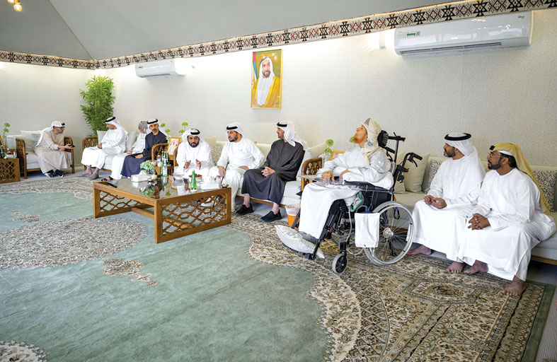 رئيس الدولة يزور الشاعر سيف سالم المنصوري في منزله 