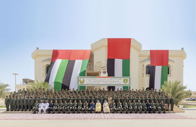 حمدان بن محمد يشهد حفل تخريج دورة الضباط الجامعيين 43 في كلية زايد الثاني العسكرية 