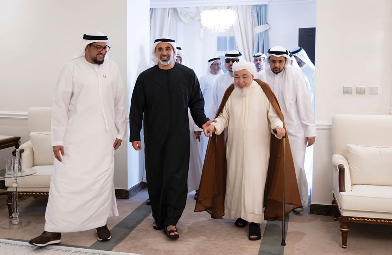 خالد بن محمد بن زايد يزور العلامة الشيخ عبدالله بن بيّه في منزله بأبوظبي 