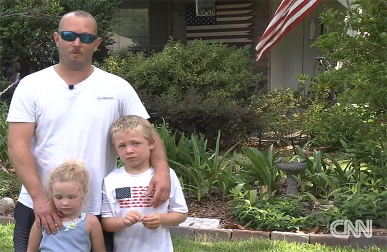 طفل يسبح ساعة لإنقاذ أسرته