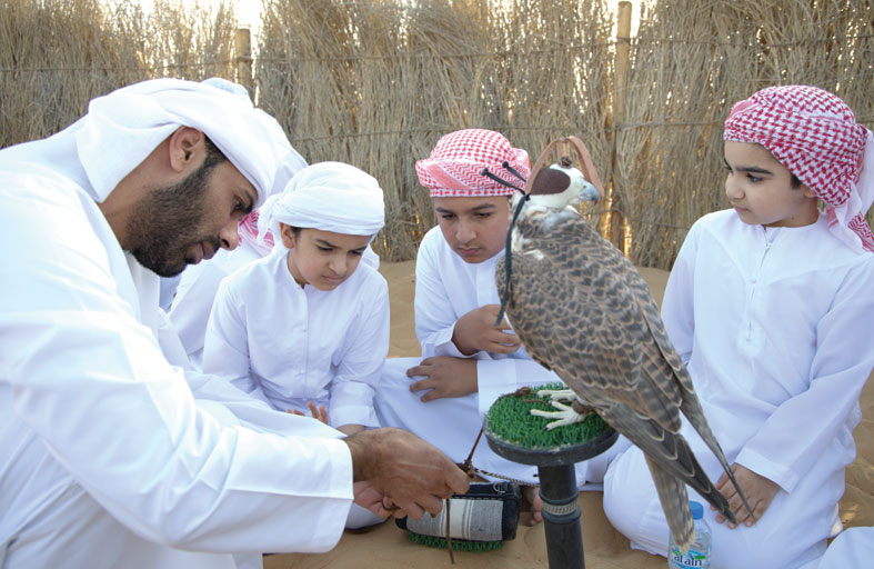 جيل جديد يبدأ بتعلّم الصقارة وفراسة الصحراء في الموسم العاشر لمدرسة محمد بن زايد 