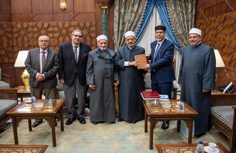 مجمع اللغة العربية بالشارقة يهدي شيخ الأزهر نسخاً من المعجم التاريخي للغة العربية