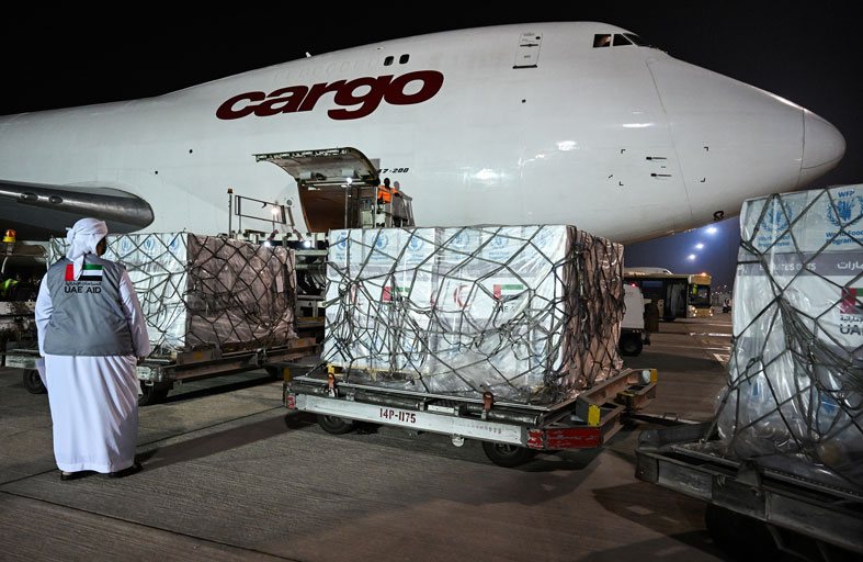 الإمارات ترسل 68 طنا مساعدات غذائية إلى قطاع غزة 