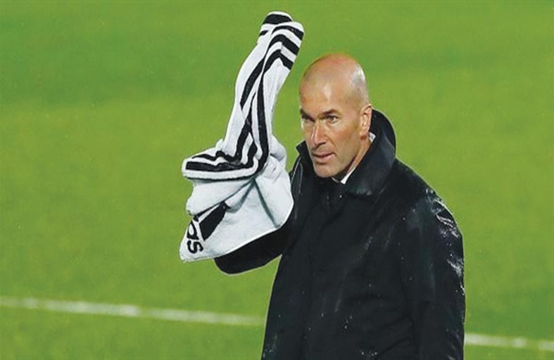 زيدان: لقب «الليغا» لا يزال  داخل الملعب