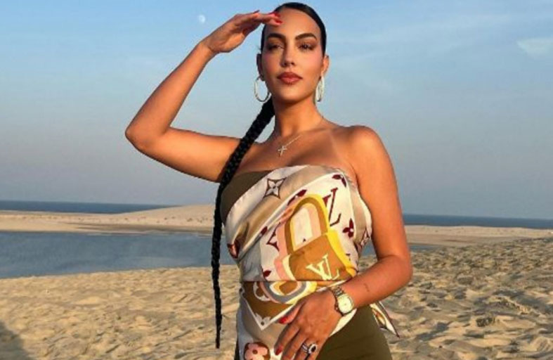 جورجينا في إطلالة خلابة على رمال الصحراء