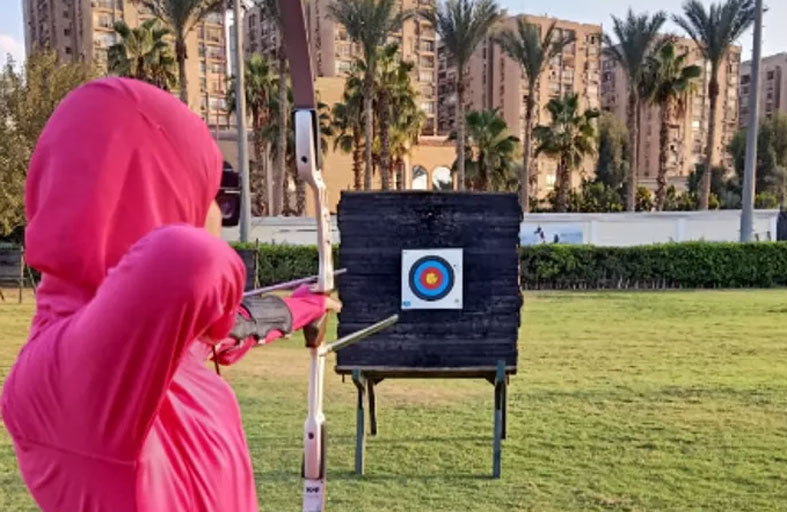 مصرية تبرع في القوس والسهم رغم فقدان البصر