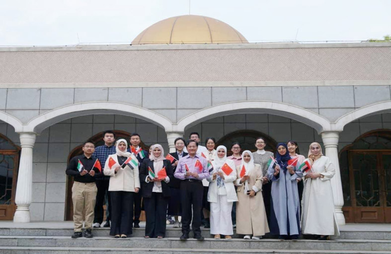 جامعة محمد بن زايد للعلوم الإنسانية تشارك في المؤتمر العلمي الطلابي بالصين