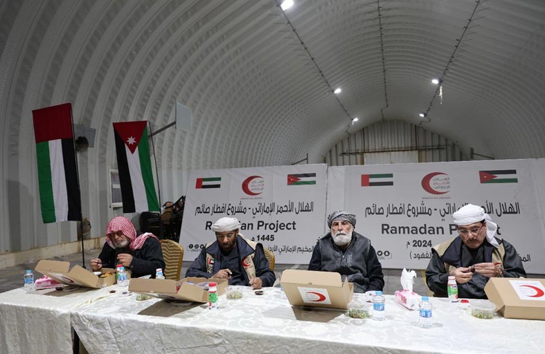 «الهلال الأحمر» ينفذ مشروع إفطار صائم للاجئين السوريين في مريجيب الفهود