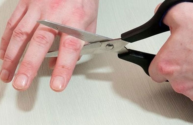 يحاول قطع أصابعه لإهدائها لرئيس الوزراء