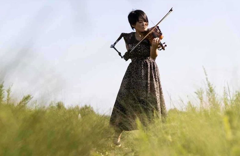 عازفة كمان يابانية تدخل غينيس بذراع اصطناعية 