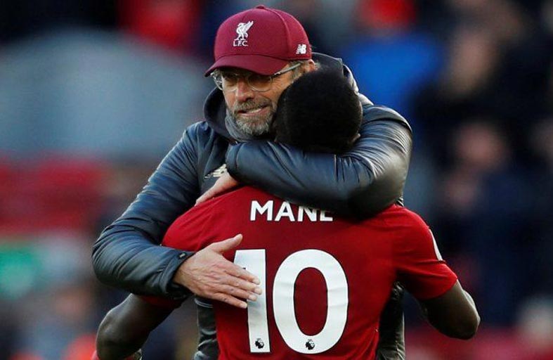 كلوب يحذر من لدغة الغواصات الصفراء.. ويكيل المديح لماني