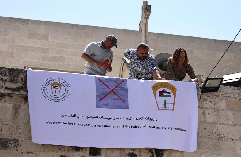 الجيش الإسرائيلي يغلق 7 جمعيات فلسطينية في الضفة 