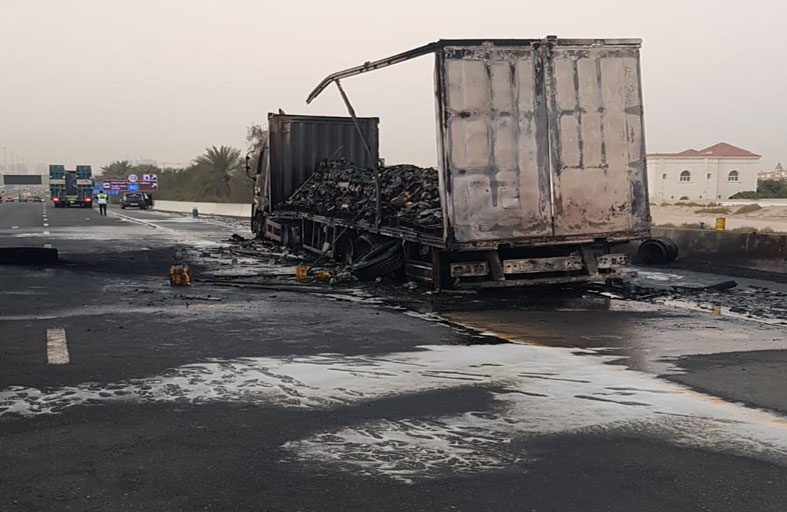 مرور دبي تؤمن حركة السير خلال حريق نشب في إحدى الشاحنات على شارع الشيخ محمد بن زايد