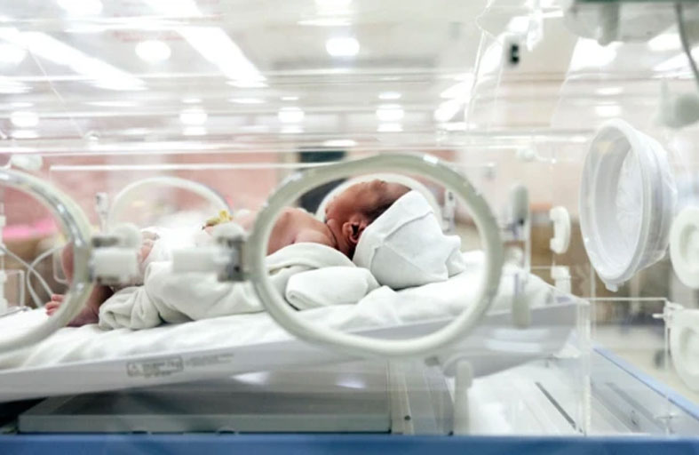 بعد 35 سنة.. تعثر على أختها التوأم 