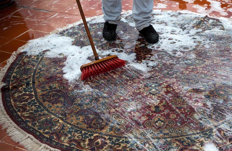 وفاة أم وطفليها بسبب سجادة