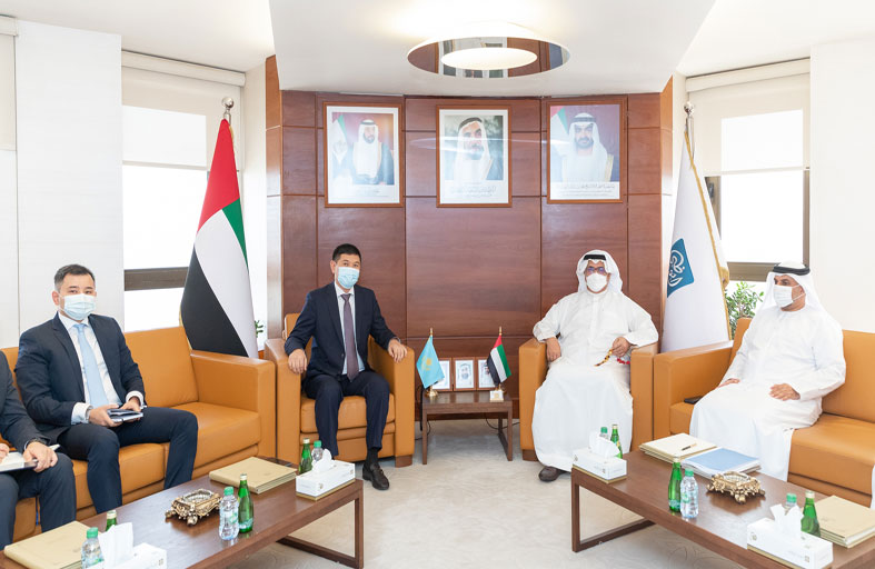 غرفة أبوظبي تبحث التعاون التجاري مع سفارة كازاخستان بالدولة