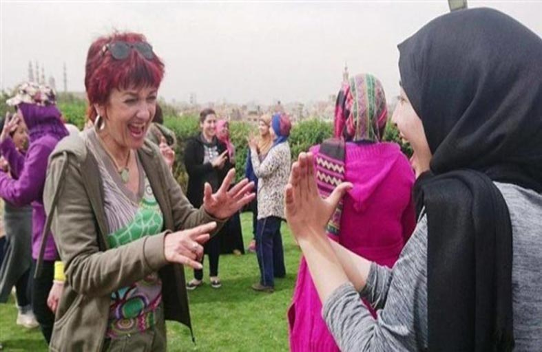 اضحك تنسى همومك.. جلسات يوغا الضحك