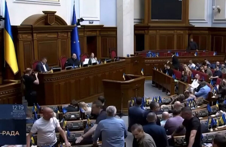 أوكرانيا :التحدي الكبير في الحفاظ على التوازن بين مطالب الديمقراطية و الضرورات الأمنية 