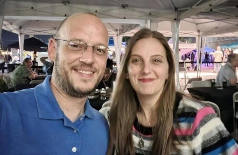 تتزوج حبيبها القديم بعد أن سمعت صوته في الراديو