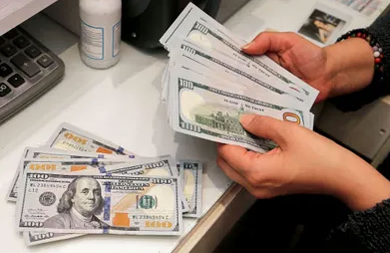 الدولار عند أدنى مستوى في 4 أشهر وسط مخاوف بشأن نمو الاقتصاد 