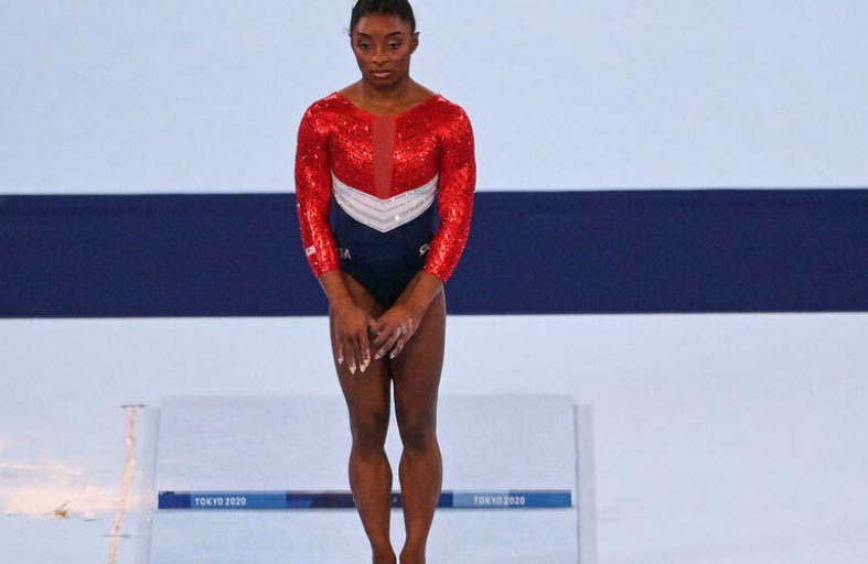 استبدال أسطورة الجمباز بايلز في المسابقة الكاملة للفرق 