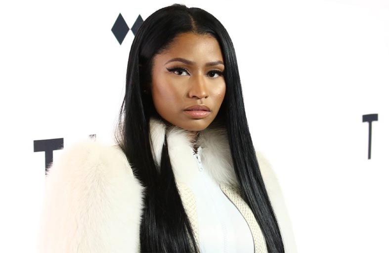 نيكي ميناج تتألم من الرضاعة