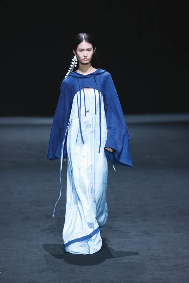 عارضة أزياء تقدم إبداعًا من مجموعة «إنها حقيقية» للمصمم تشيو وينينغ خلال أسبوع الموضة الصيني في بكين. ا ف ب