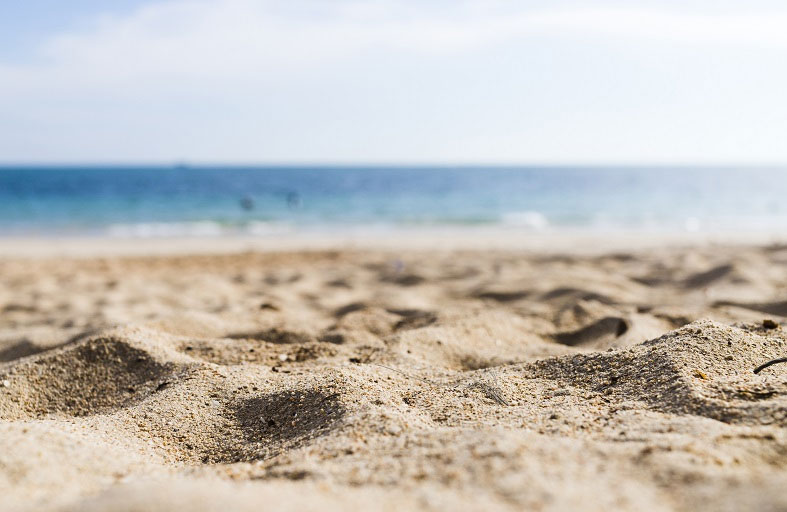 يفقد حياته تحت كثيب رملي أثناء لعبه مع أطفاله